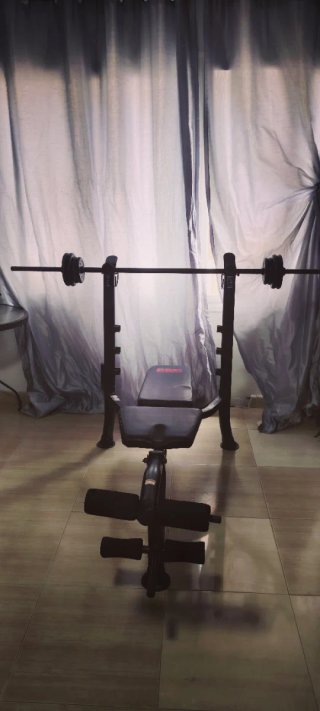 Banco de musculación con pesas