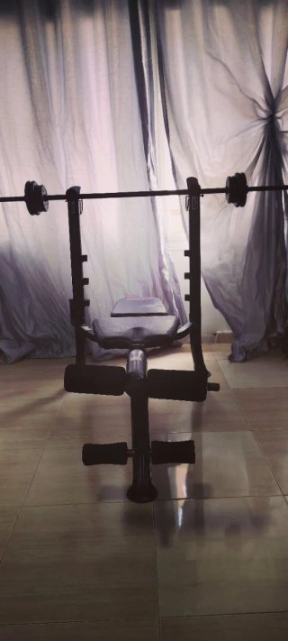 Banco de musculación con pesas