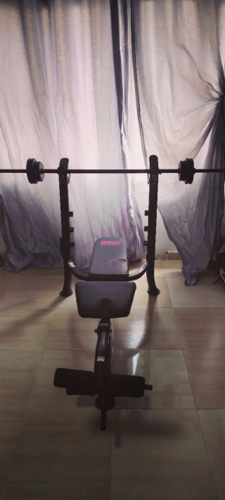 Banco de musculación con pesas