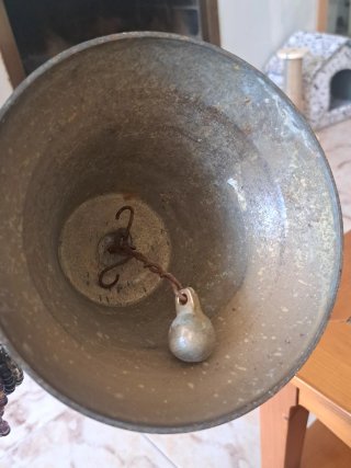 Campana de bronce con mango de madera