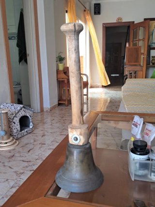 Campana de bronce con mango de madera