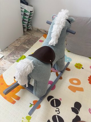 Caballito balancín de peluche gris