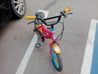 Bicicleta infantil rosa y amarilla