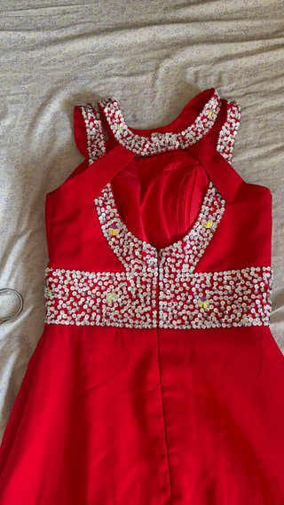 Vestido rojo con encaje y lentejuelas