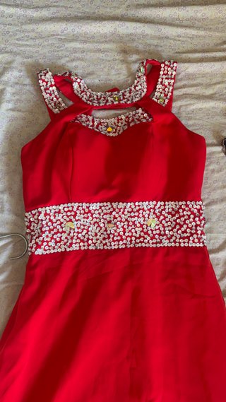 Vestido rojo con encaje y lentejuelas