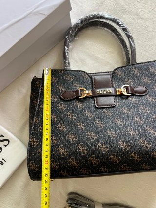 Bolso Tote Guess Negro y Marrón