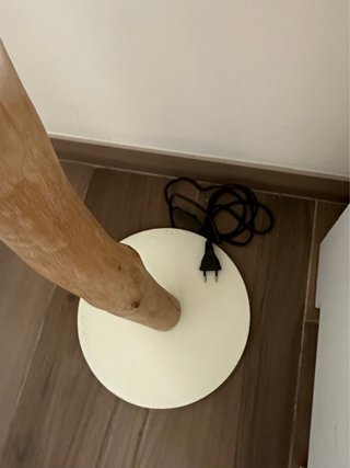 Lámpara de pie en madera