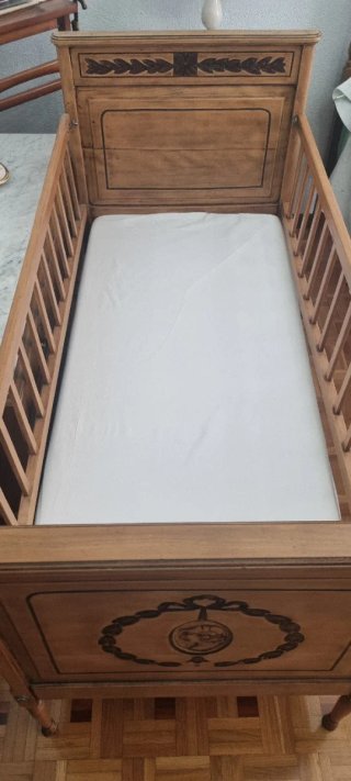 Cuna cama antigua de madera estilo 1930