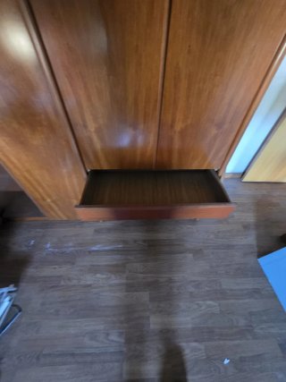Armario de madera marrón (gratis)