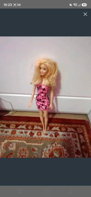 Muñeca Barbie con vestido rosa