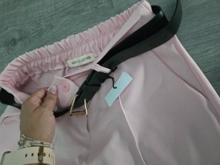Pantalón rosa con cinturón