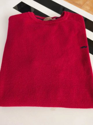 Jersey chico rojo con bigote