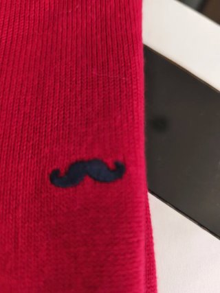 Jersey chico rojo con bigote