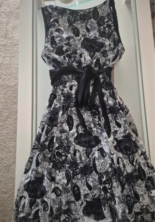 Vestido negro y blanco cuello V talla M