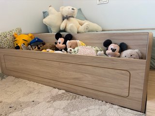 Cama Montessori con juguetero y rampa