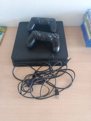 PS4 Slim 500GB + 2 Mandos + 3 Juegos