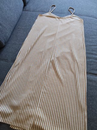 Vestido largo beige y blanco con abertura
