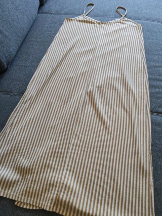 Vestido largo beige y blanco con abertura