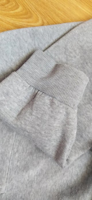 Sudadera gris con estrella