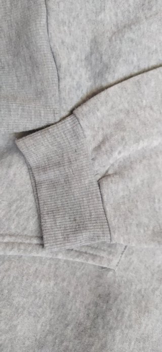 Sudadera gris con estrella