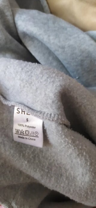 Sudadera gris con estrella