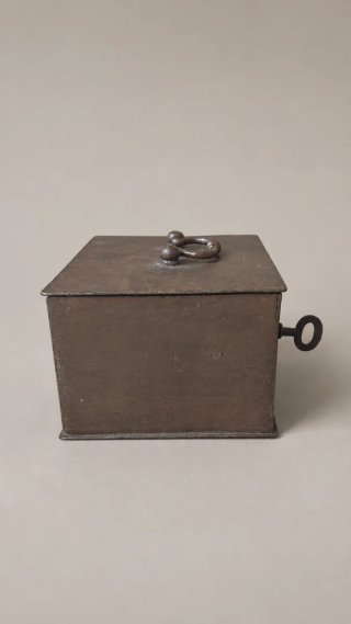 Caja de caudales antigua de metal con llave