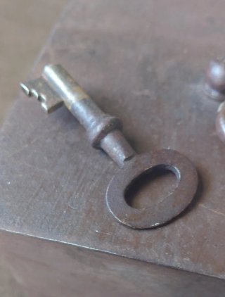 Caja de caudales antigua de metal con llave