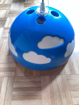 Lámpara infantil IKEA azul nubes