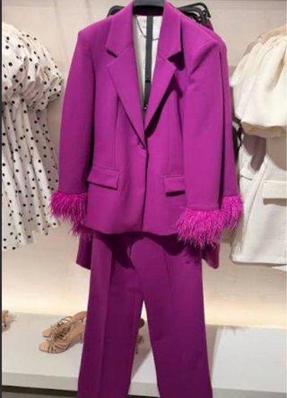 Traje Zara Morado con Plumas