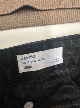Conjunto Stradivarius Top Marrón y Falda Negra