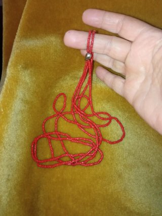 Collar de cuentas rojas