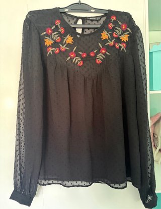 Blusa Stradivarius bordada flores