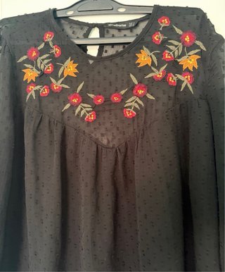 Blusa Stradivarius bordada flores