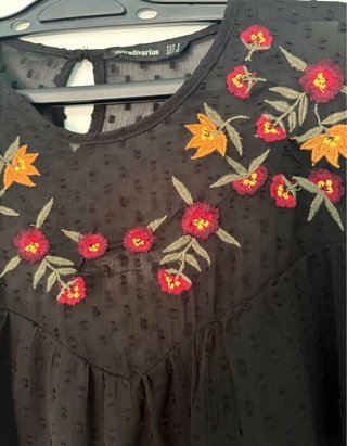 Blusa Stradivarius bordada flores