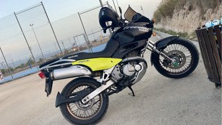 Suzuki Freewind 650 Adventure Negra/Amarilla