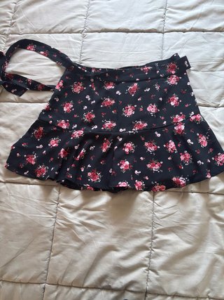 Falda floral negra y rosa