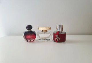 Três elegantes frascos de perfume vazios