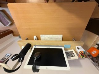 Escritorio de madera y metal.