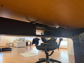 Escritorio de madera y metal.