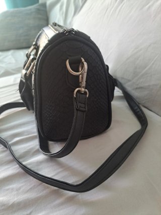 Bolso negro efecto piel serpiente