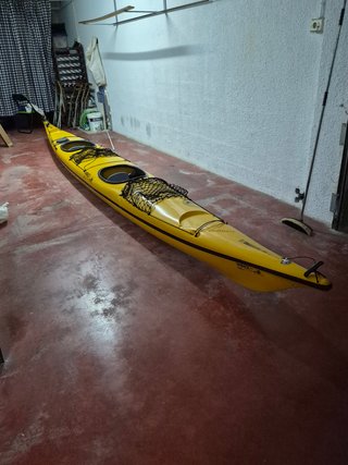 Piragua doble amarilla para travesías