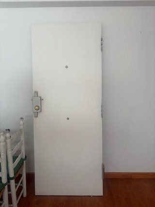 Puerta madera exterior con cerradura