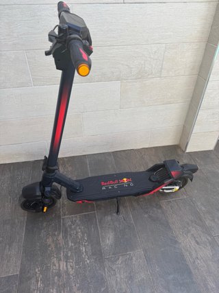 Patinete Eléctrico Red Bull Racing oficial.
