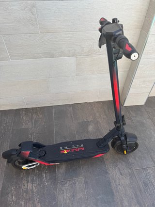 Patinete Eléctrico Red Bull Racing oficial.