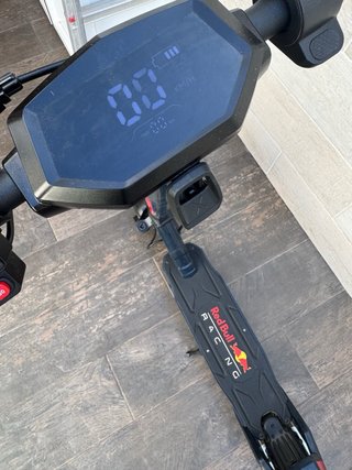 Patinete Eléctrico Red Bull Racing oficial.