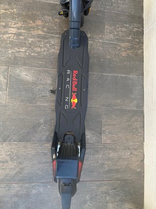 Patinete Eléctrico Red Bull Racing oficial.