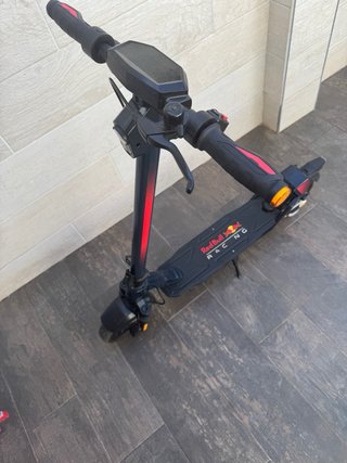 Patinete Eléctrico Red Bull Racing oficial.