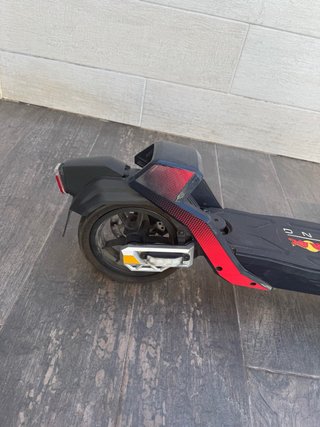 Patinete Eléctrico Red Bull Racing oficial.