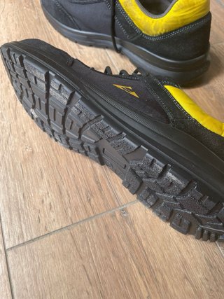 Zapatos de seguridad negros y amarillos
