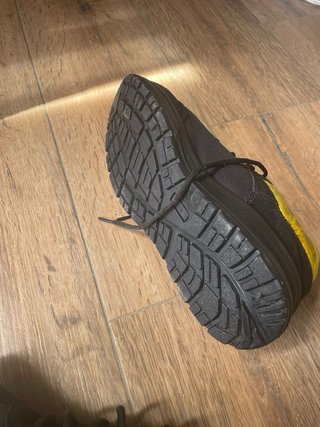 Zapatos de seguridad negros y amarillos